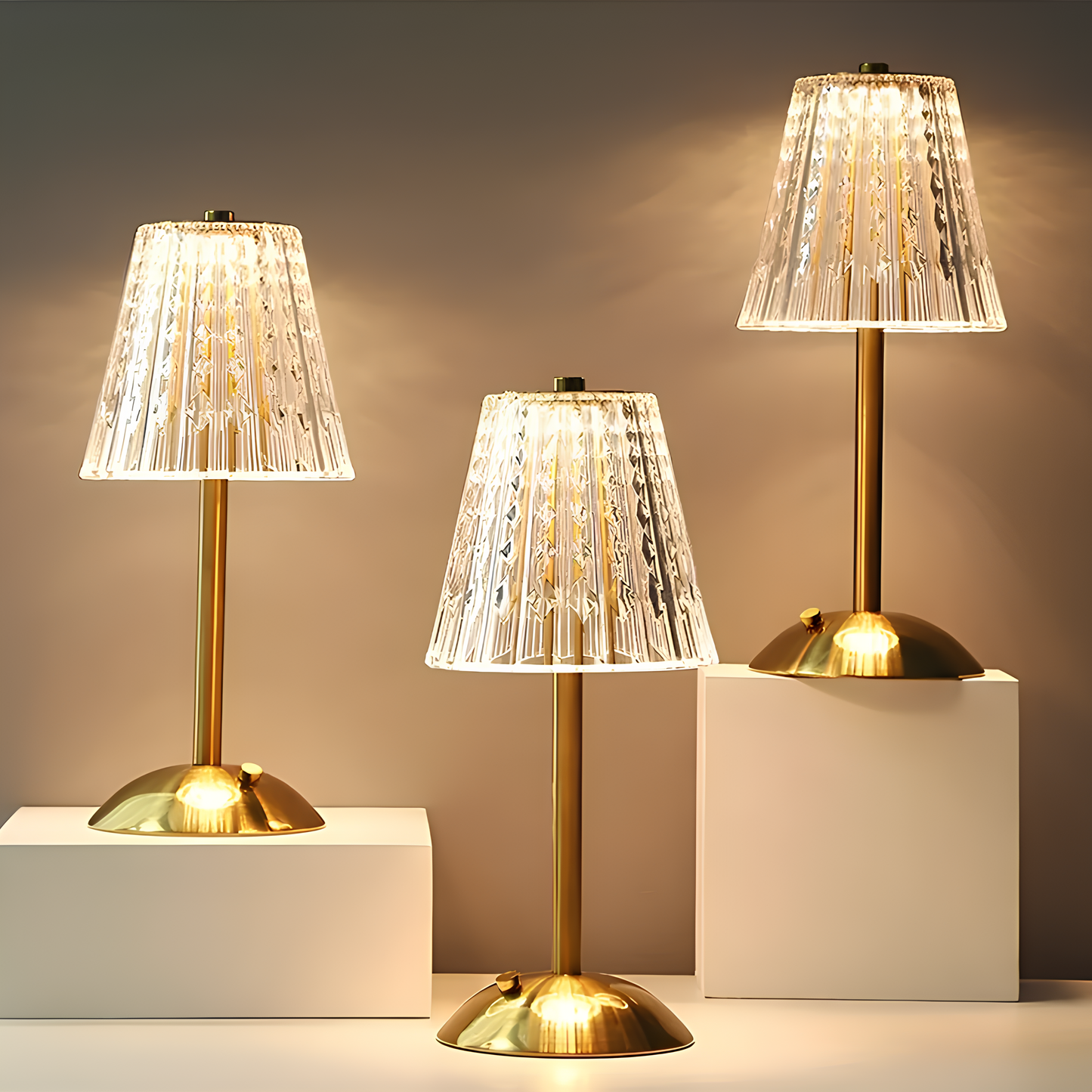 Guldfarvet krystal bordlampe