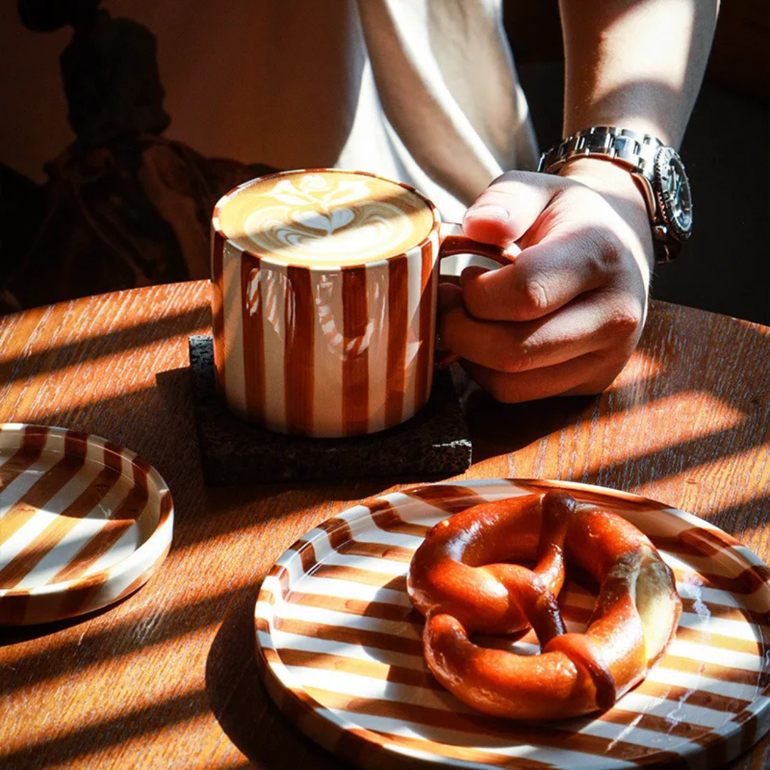 Elegant kaffeset i keramik | Handmålad mugg och tallrik för sofistikerade stunder