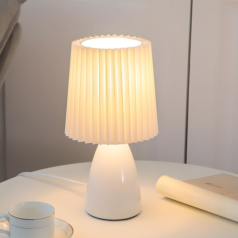 Elegant bordlampe med USB og justerbart lys i plissé stof