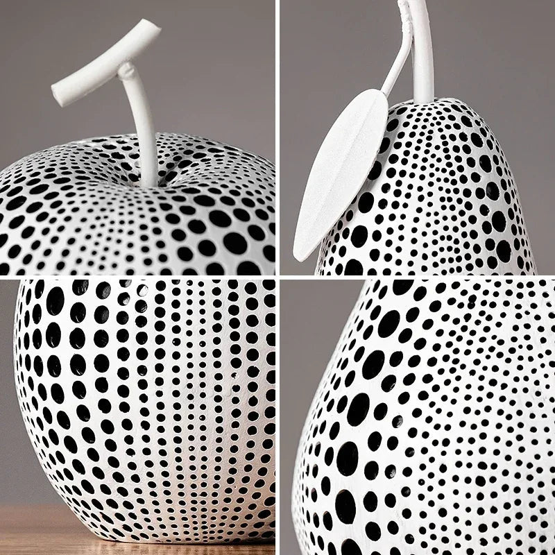 Elegant äppelskulptur med svartvita prickar – nordisk design