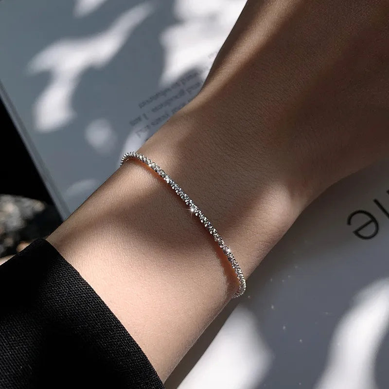 Elegant silverarmband med vatteninspirerad design, perfekt present