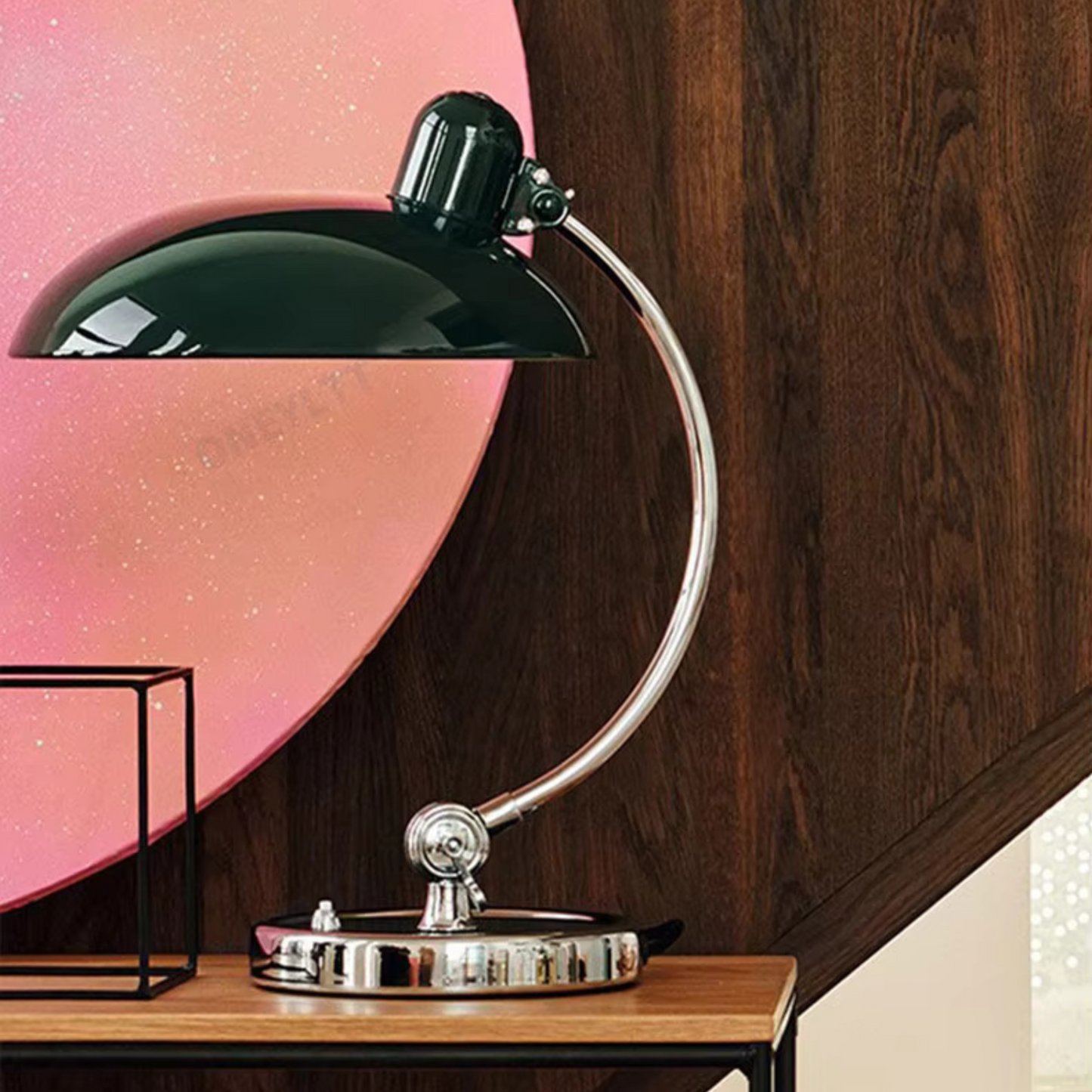 Stilren bordslampa i krom med Bauhaus-design