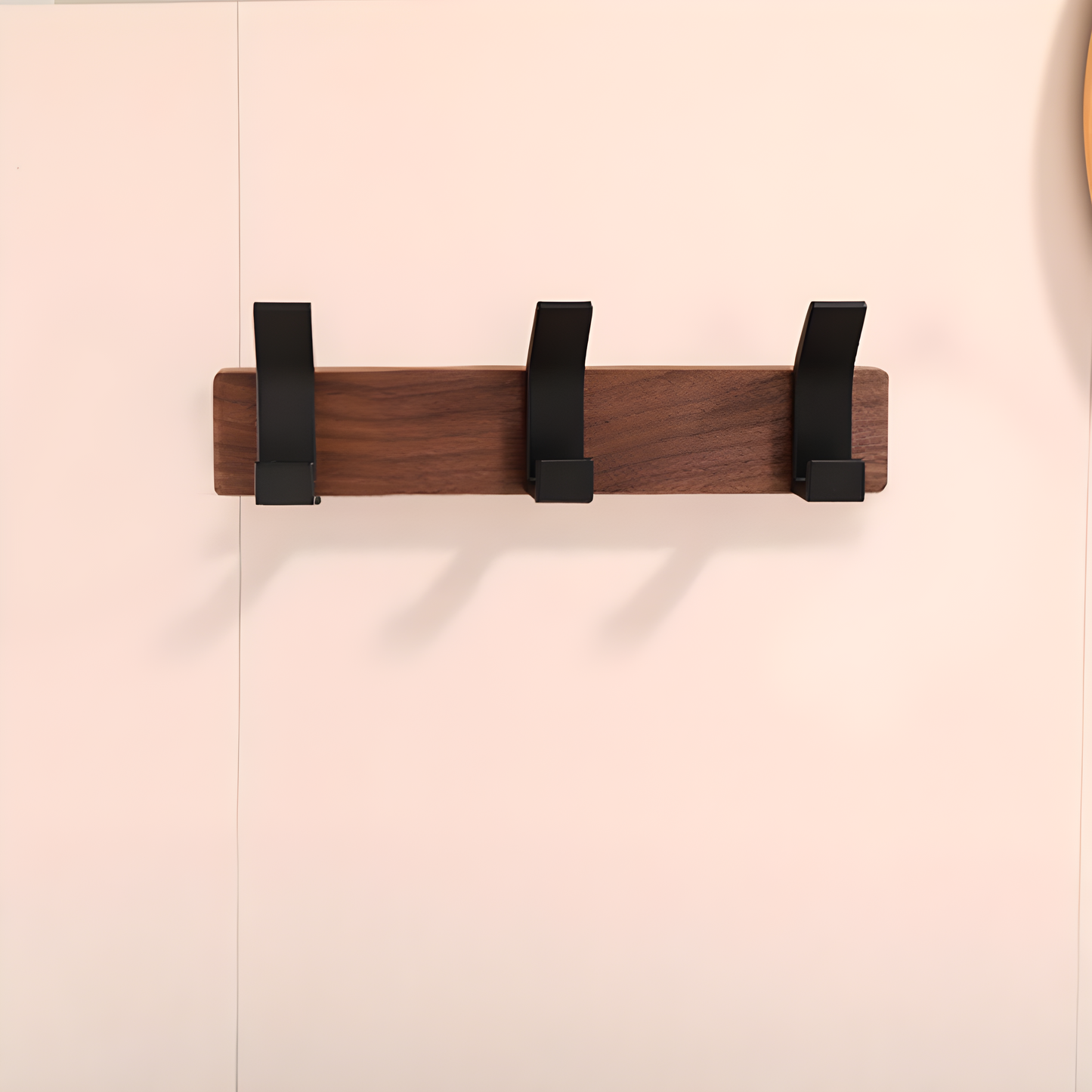 Elegant Väggupphängning i Modern Design med Justerbara Krokar