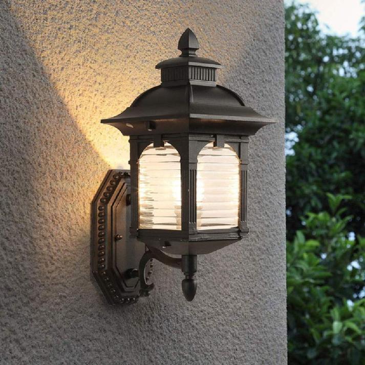 Elegant Utomhusvägglampa i Antik Stil – Tidlös Design