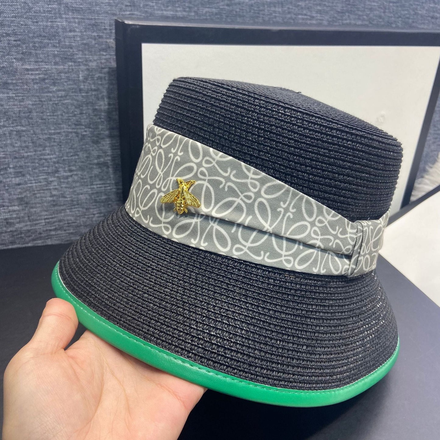 Elegant sommarhatt för kvinnor med rosettdetalj