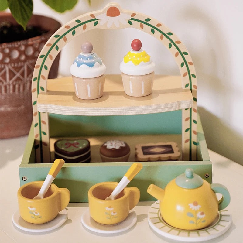 Fantastiskt te-set i trä för barn med muffins – Lekfulla stunder