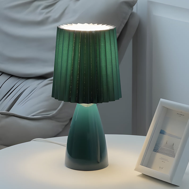 Elegant bordlampe med USB og justerbart lys i plissé stof
