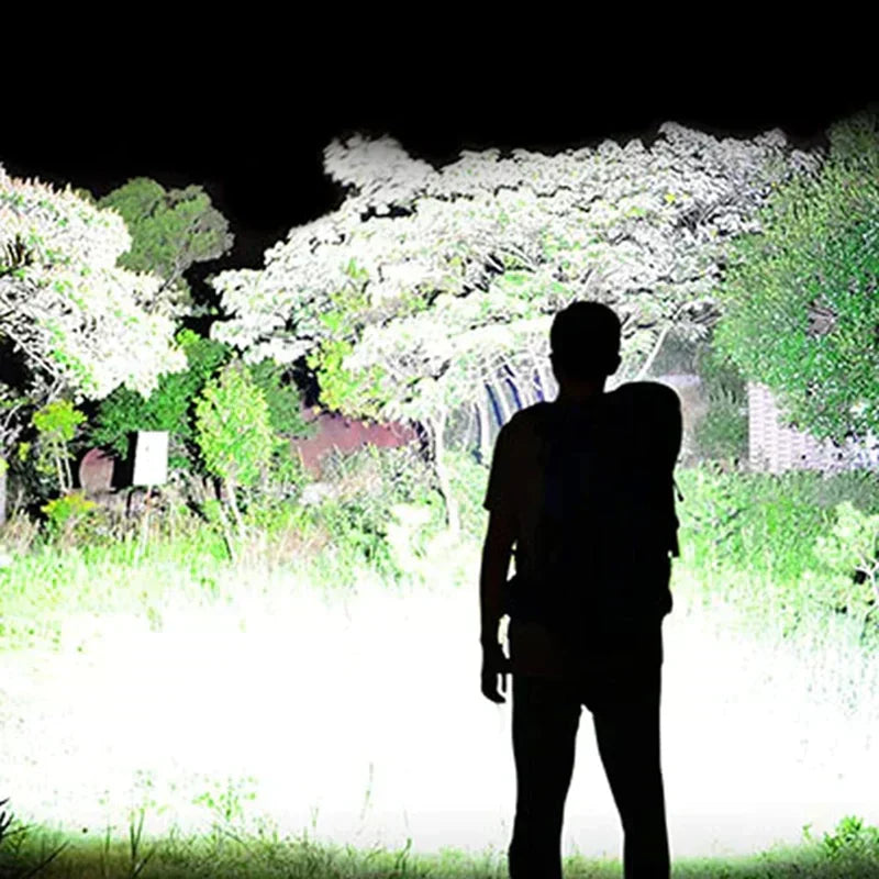 Kraftfull taktisk ficklampa med zoom och powerbank