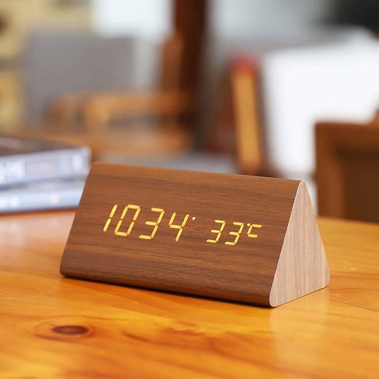 LED Vækkeur TriWood – Funktionelt og Minimalistisk Design
