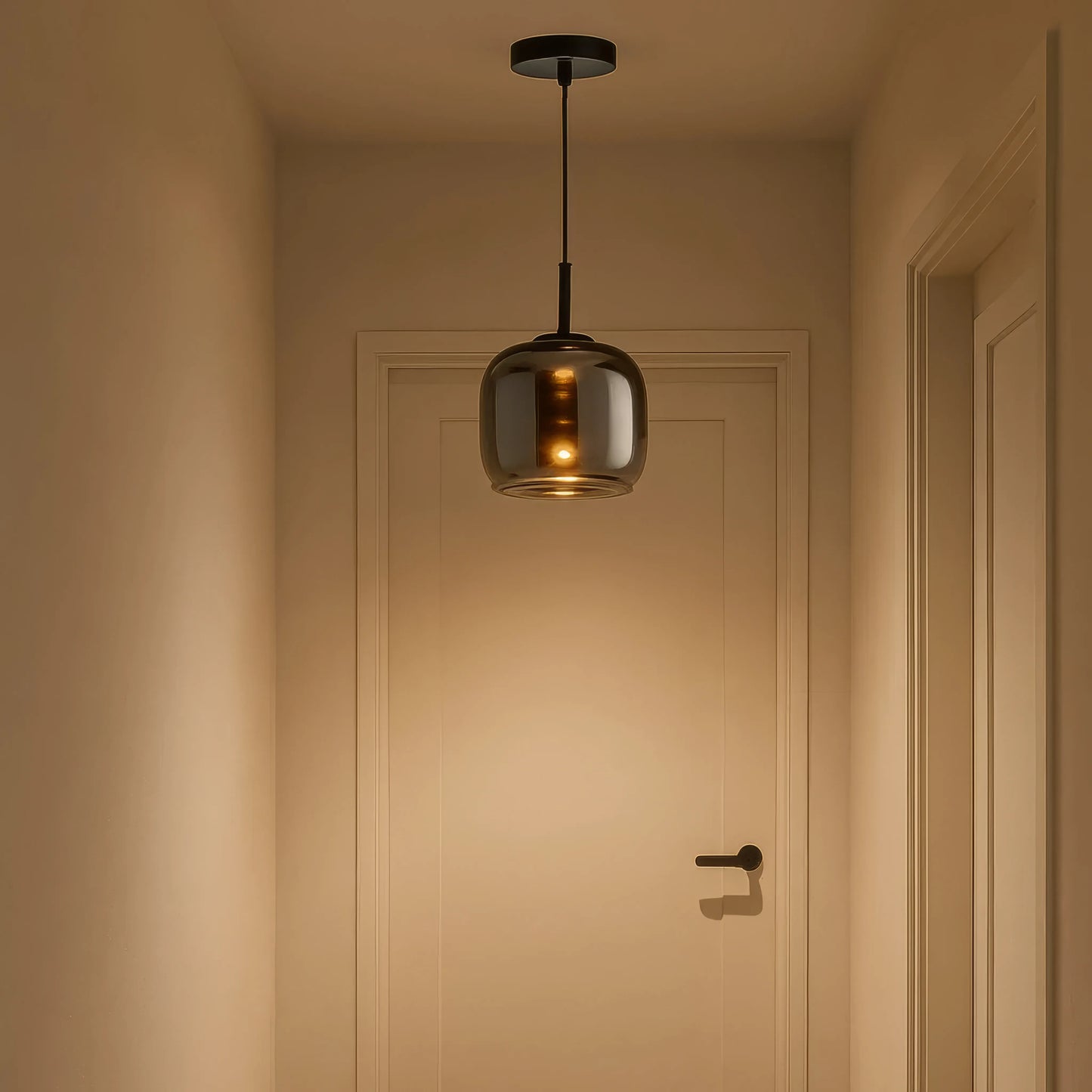 Elegant Sort Glaspendel – Skandinavisk Design til Dit Hjem