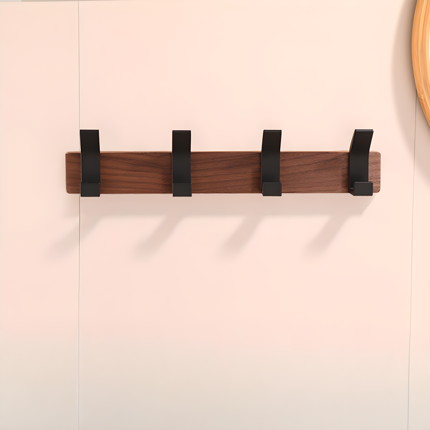Elegant Väggupphängning i Modern Design med Justerbara Krokar