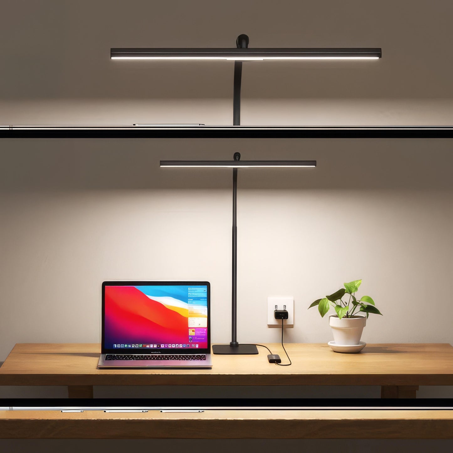 Stilfuld LED-bordlampe med fleksibel hals og justerbar lysstyrke