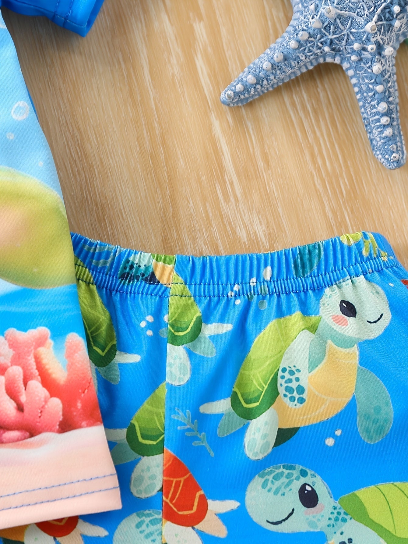 Sødt sommeroutfit med skildpaddedesign – T-shirt og shorts til børn