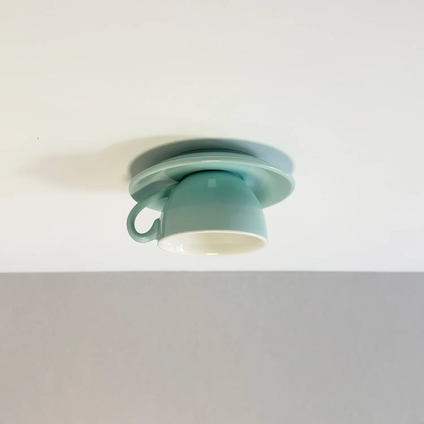 Moderne loftslampe i keramik med unik kopform til soveværelse