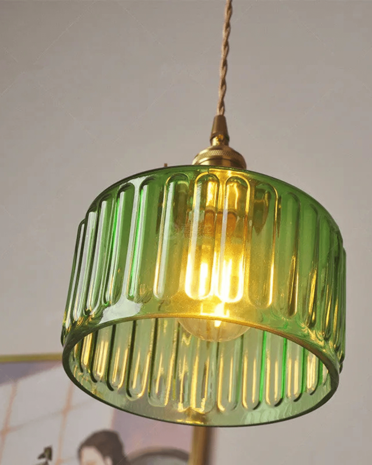 Elegant Glaspendel med Messingdetaljer - Skab Hygge i Hjemmet