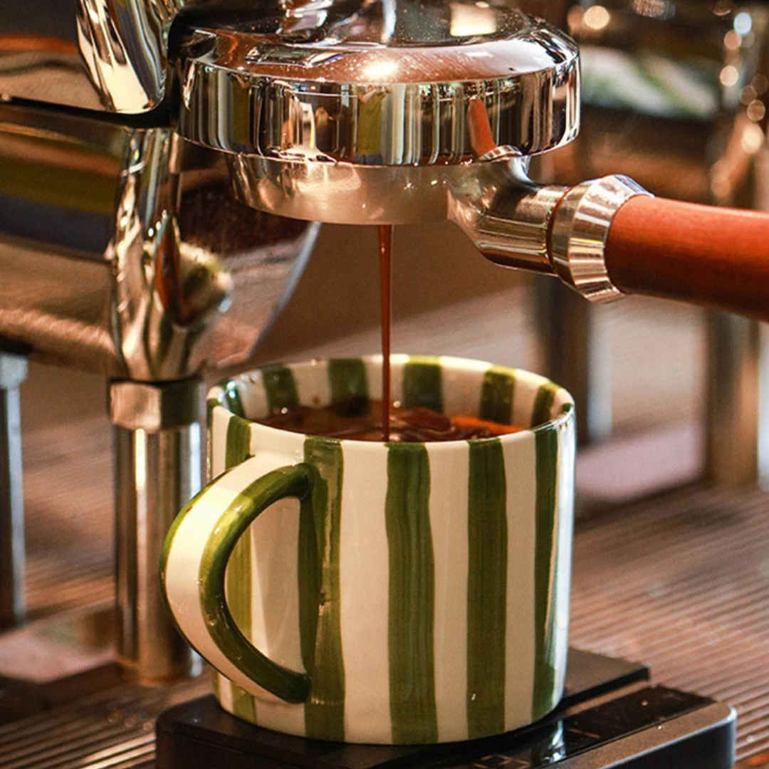 Elegant kaffeset i keramik | Handmålad mugg och tallrik för sofistikerade stunder
