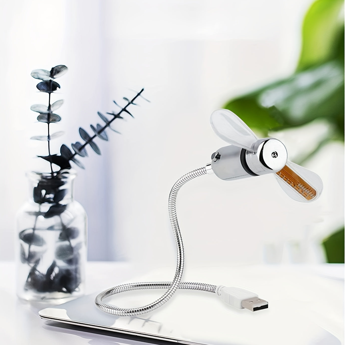 Kompakt USB Bordventilator med LED Ur - Stille og Effektiv