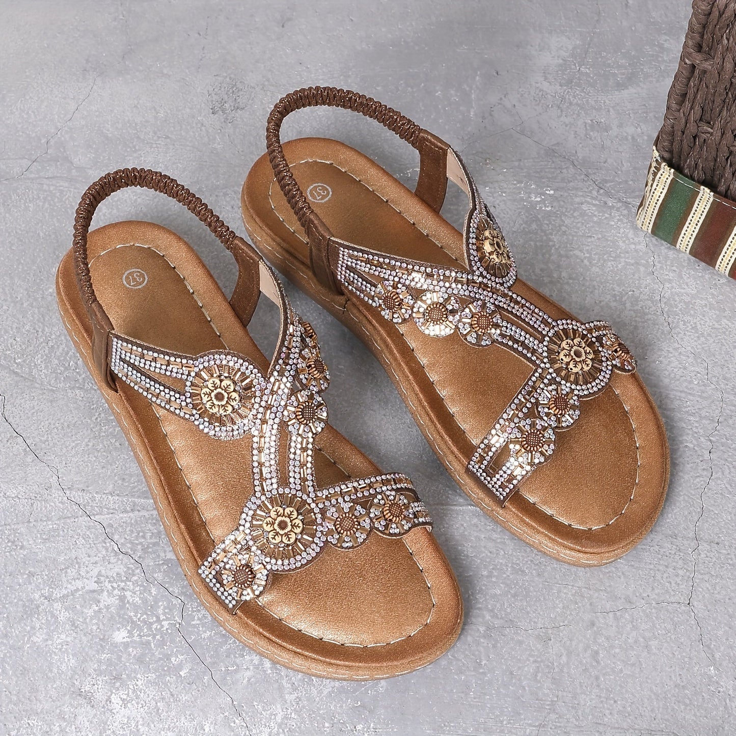 Bohoinspirerade platta sandaler med strass och elastiskt band