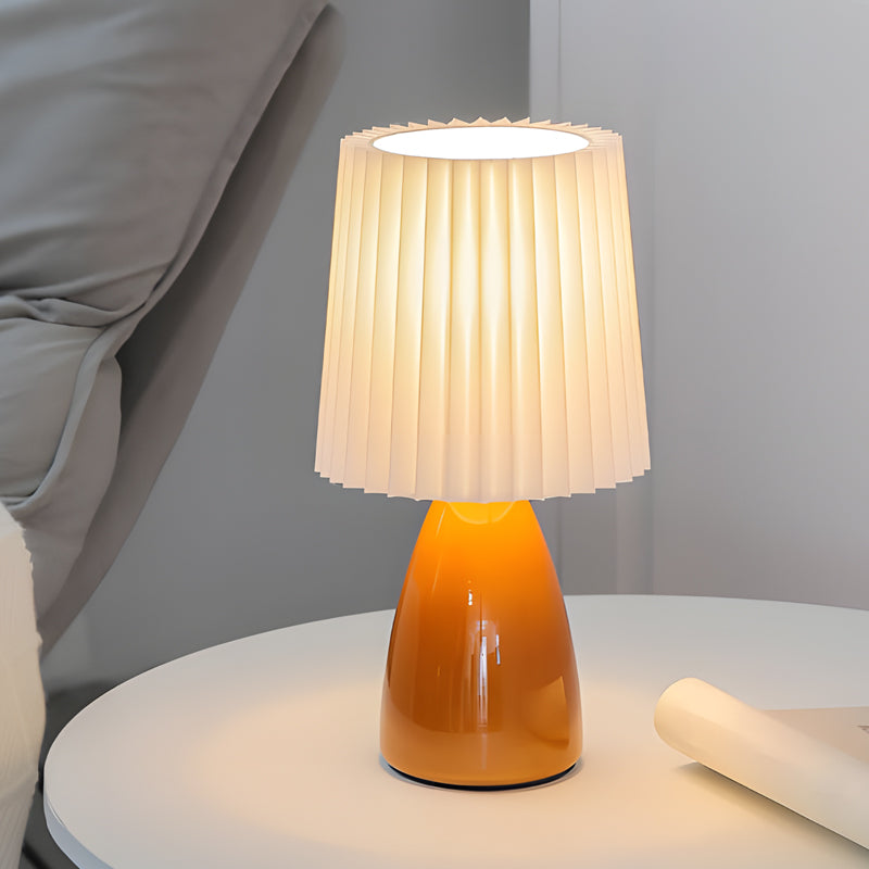 Elegant bordlampe med USB og justerbart lys i plissé stof
