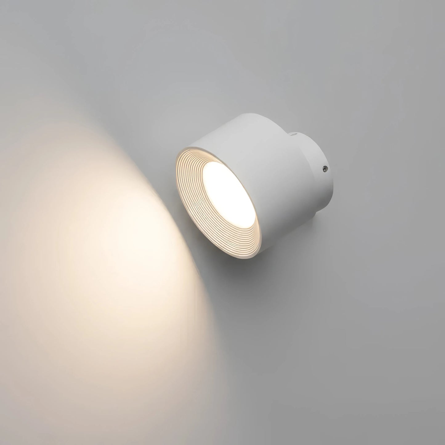 Modern vägglampa med USB-laddning och justerbara ljusinställningar