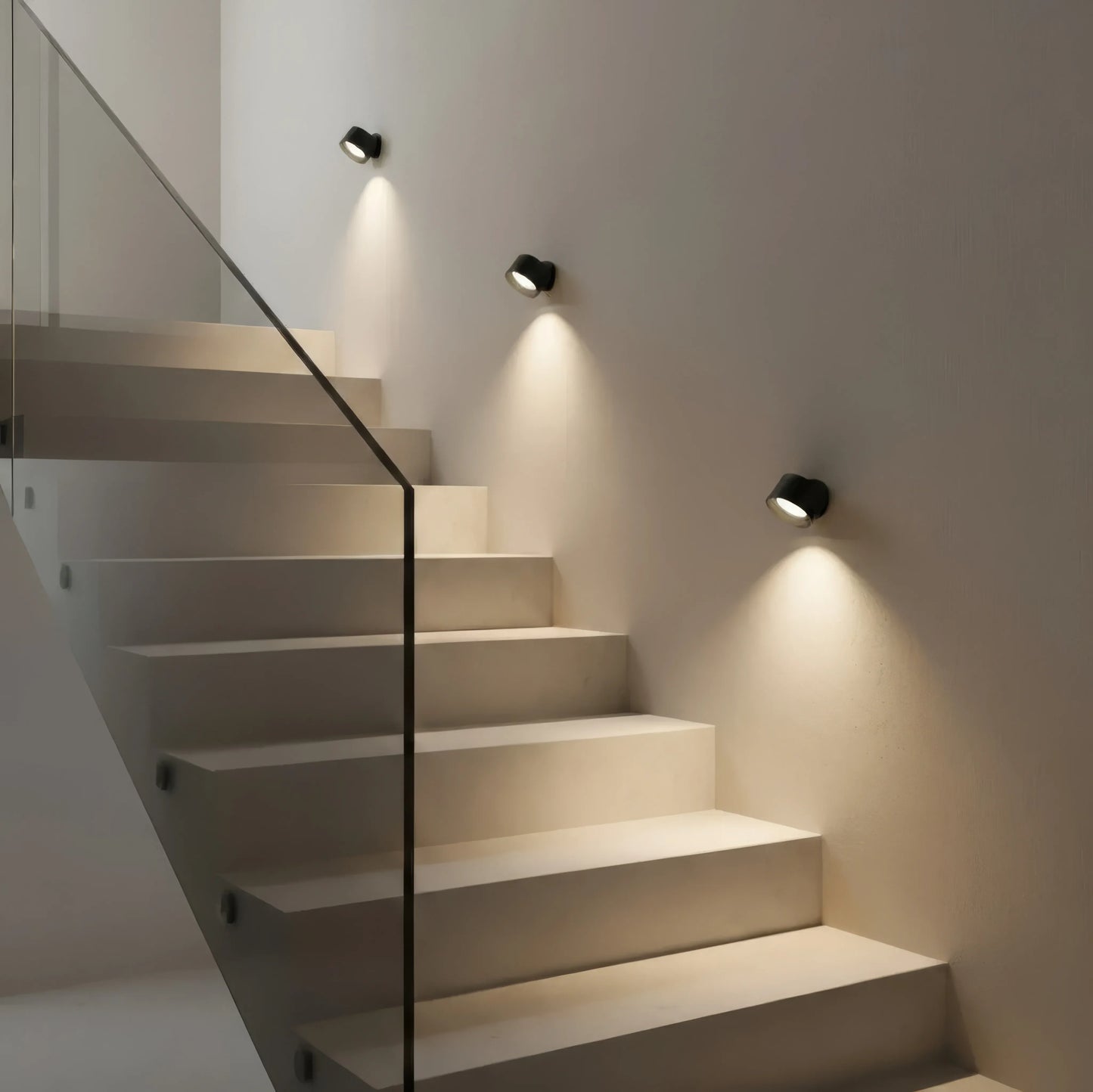 Modern vägglampa med USB-laddning och justerbara ljusinställningar