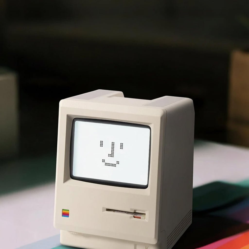 Retro väckarklocka med pixelskärm och justerbar bakgrundsbelysning