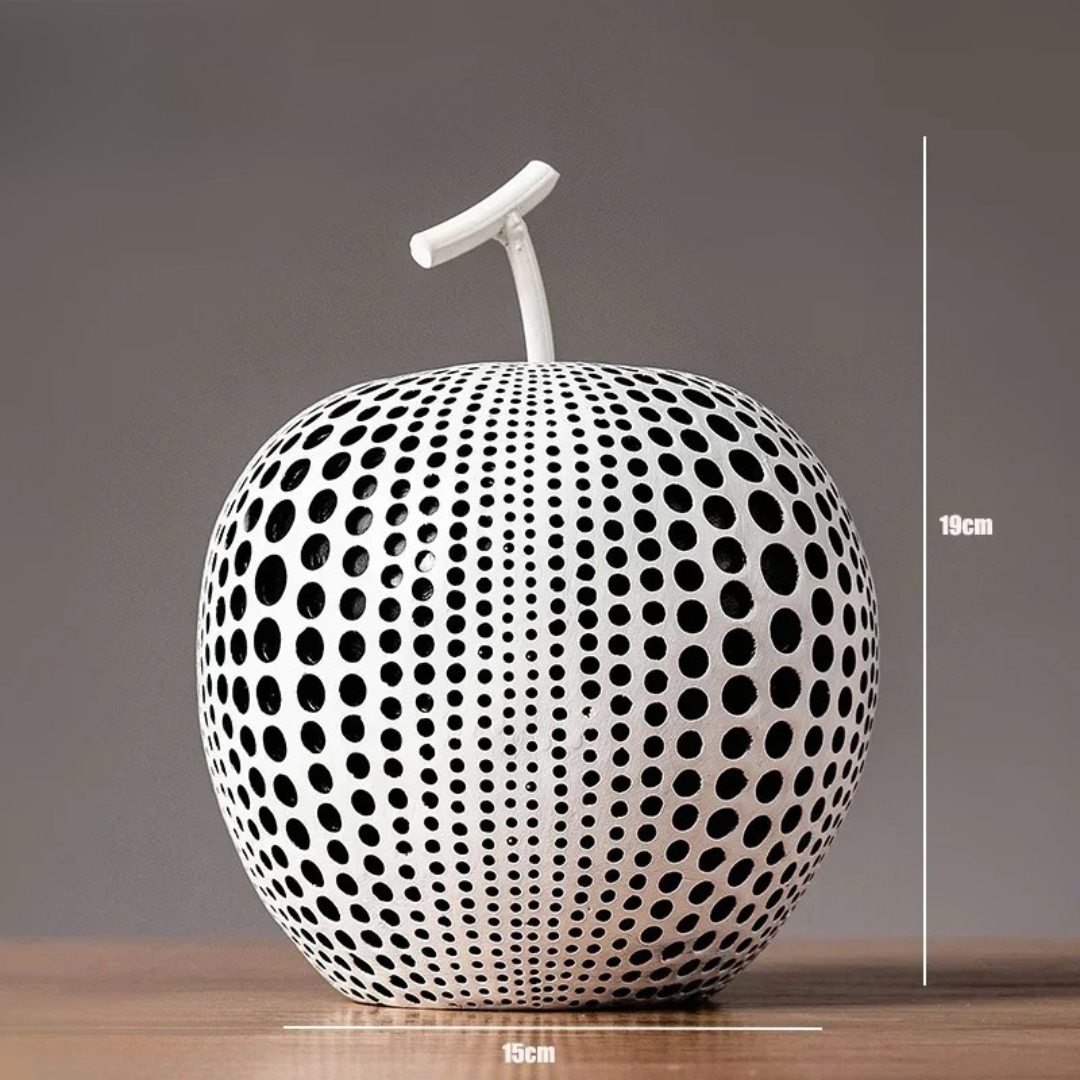 Elegant äppelskulptur med svartvita prickar – nordisk design