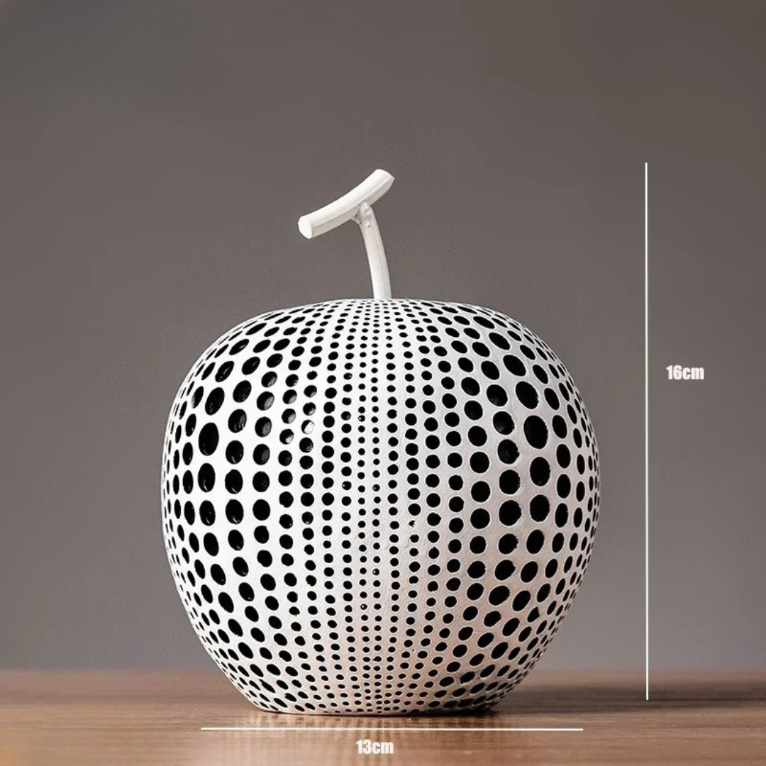 Elegant äppelskulptur med svartvita prickar – nordisk design