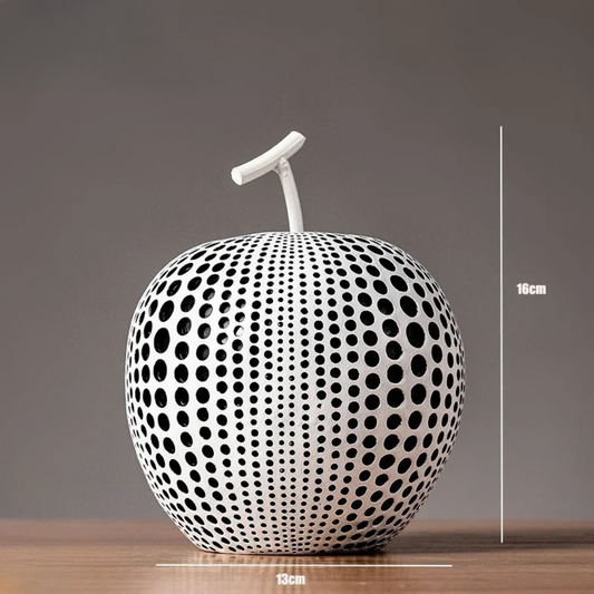 Elegant äppelskulptur med svartvita prickar – nordisk design