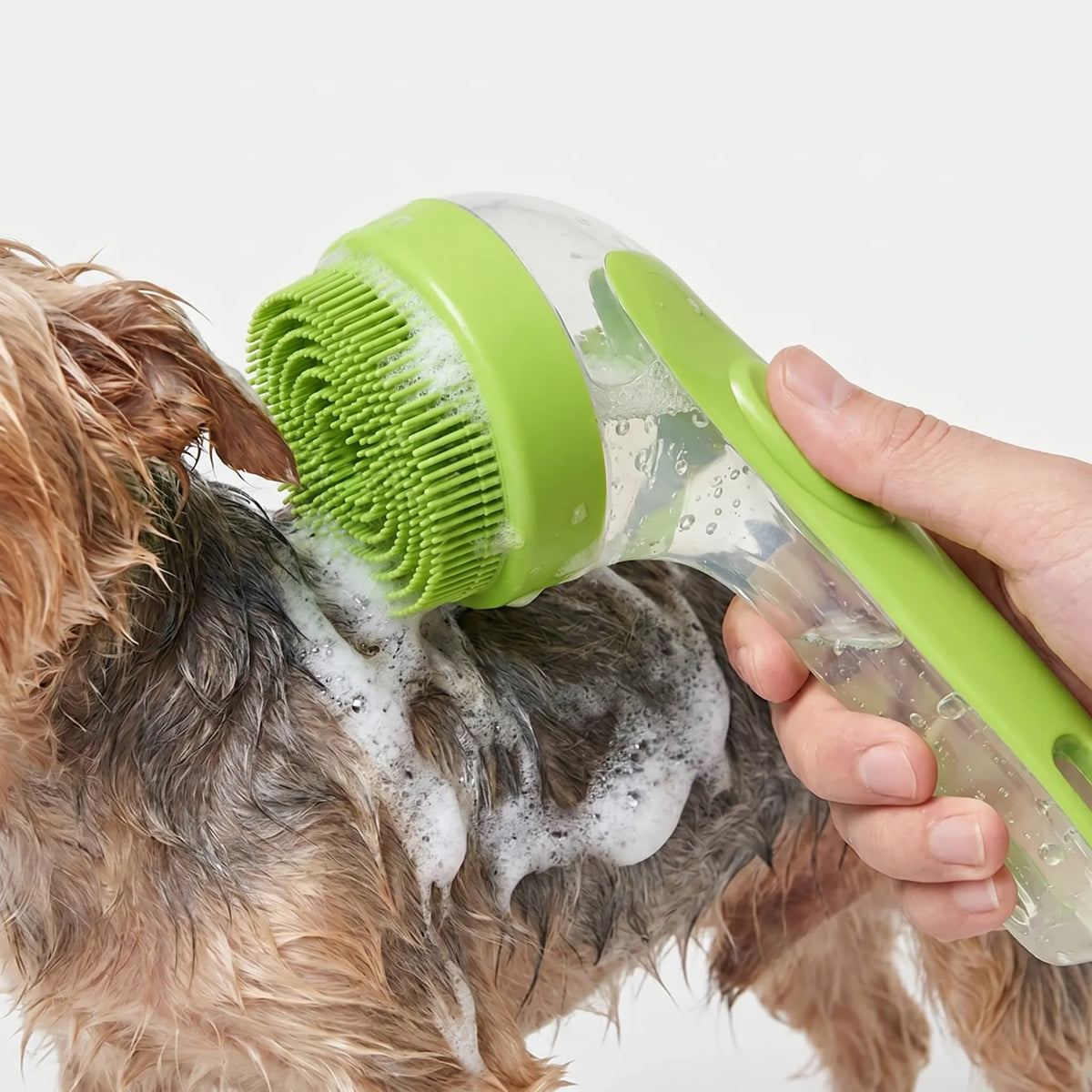 Badebørste med indbygget shampoo-dispenser