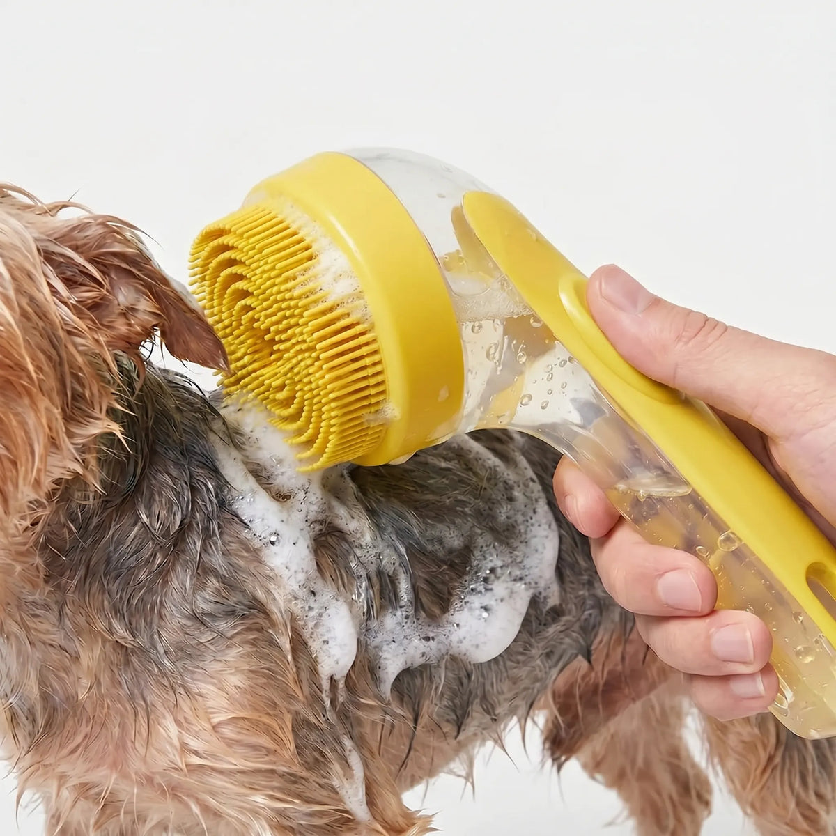 Badebørste med indbygget shampoo-dispenser