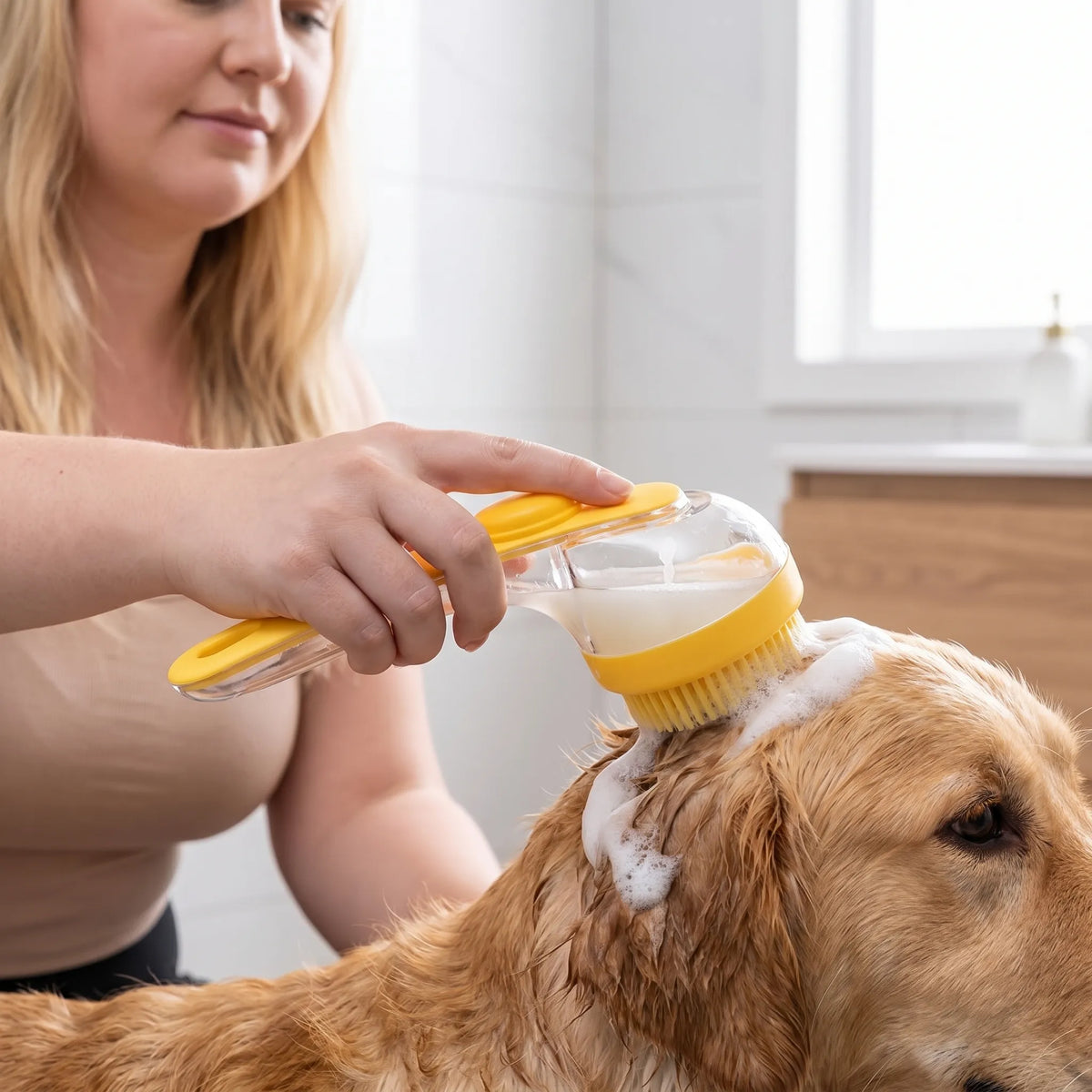Badebørste med indbygget shampoo-dispenser