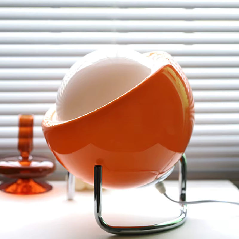 Elegant Bauhaus bordslampa med mjukt ljus och bas i rostfritt stål