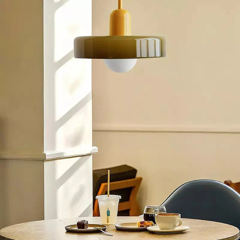 Pendellampa i färgat glas från Bauhaus