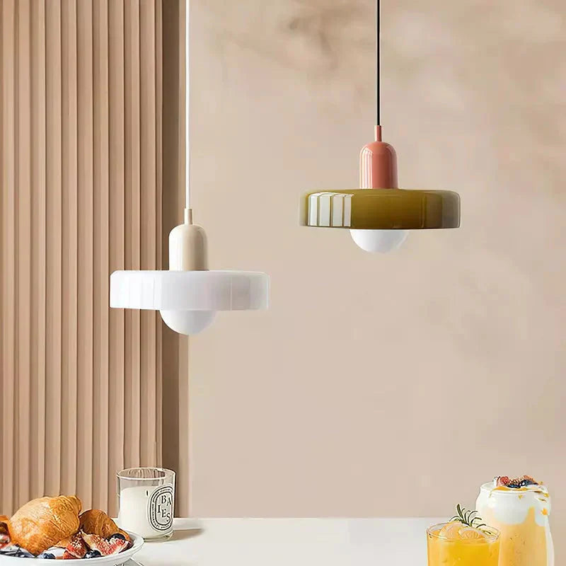 Pendellampa i färgat glas från Bauhaus