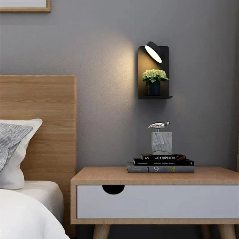 Justerbar LED Væglampe med Hylde og USB Opladning