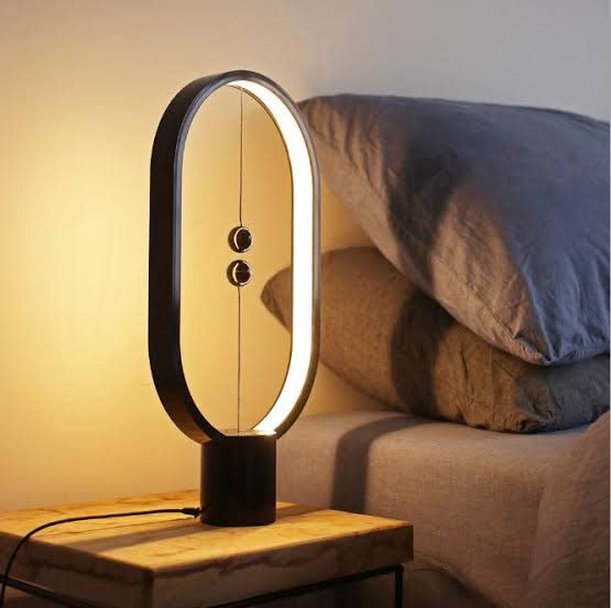 Stilren bordslampa i trä med magnetisk av/på-funktion