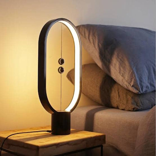 Stilren bordslampa i trä med magnetisk av/på-funktion