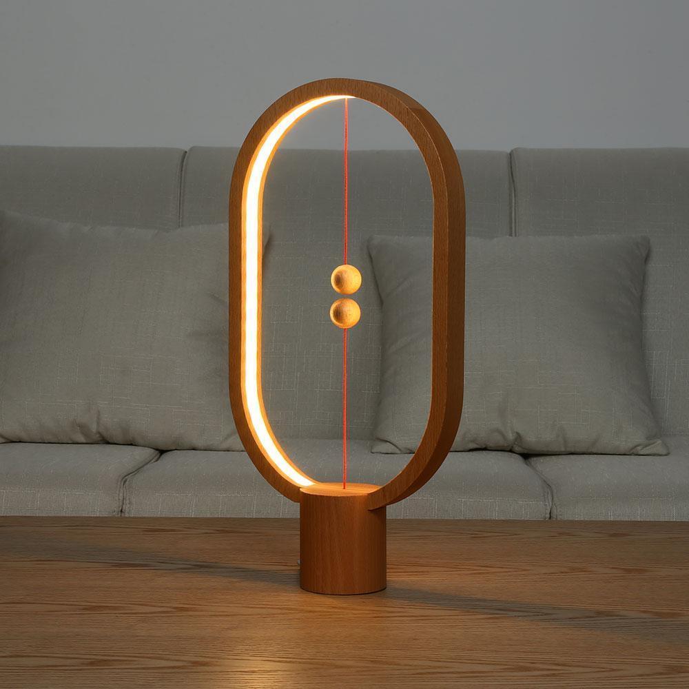Stilren bordslampa i trä med magnetisk av/på-funktion