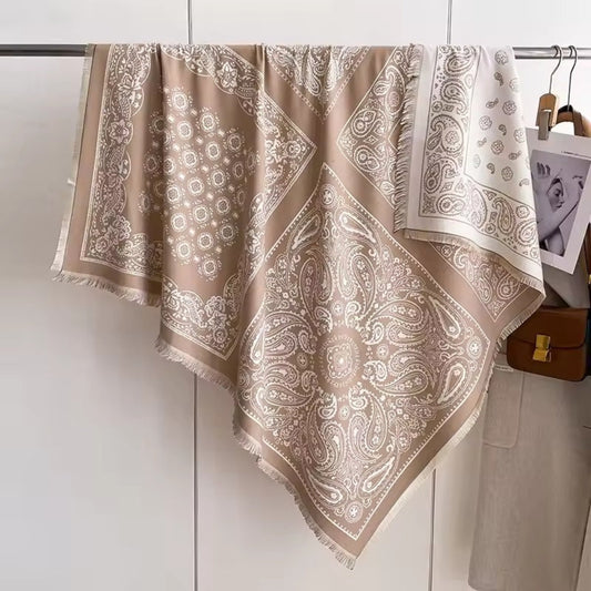 Blommönstrad halsduk i mjuk polyester – Snygg och bekväm