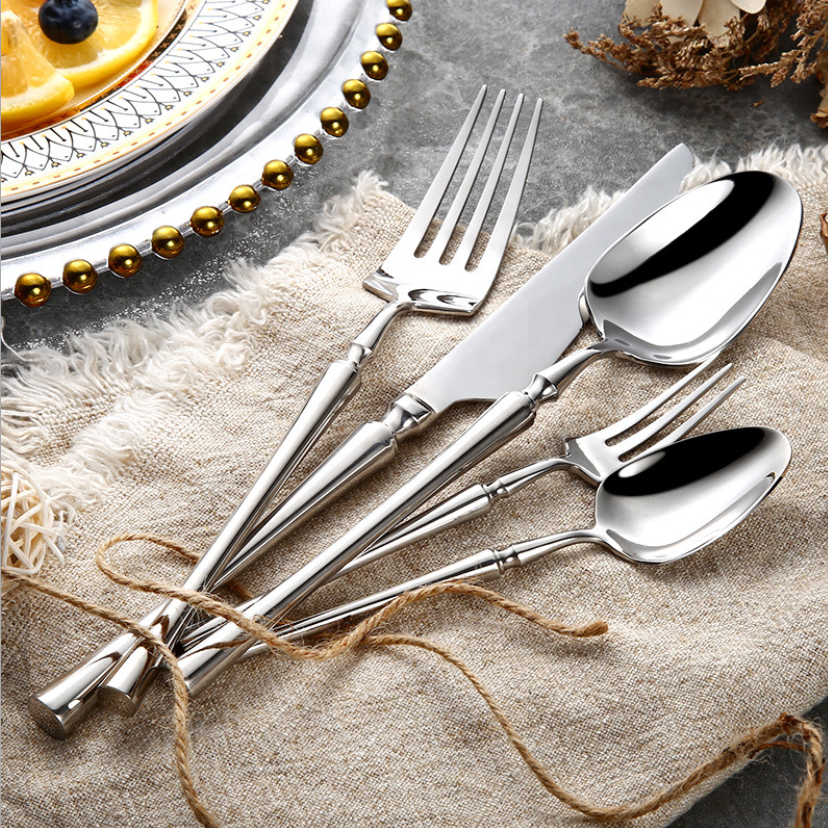 Elegant Bestickset i Rostfritt Stål med Stilfull Design