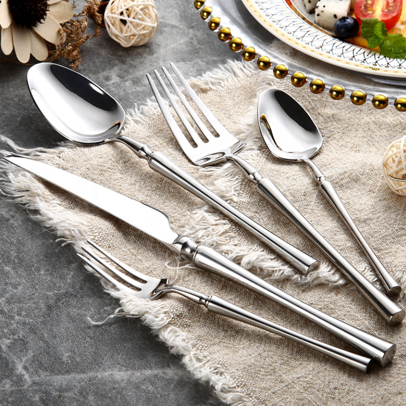 Elegant Bestickset i Rostfritt Stål med Stilfull Design