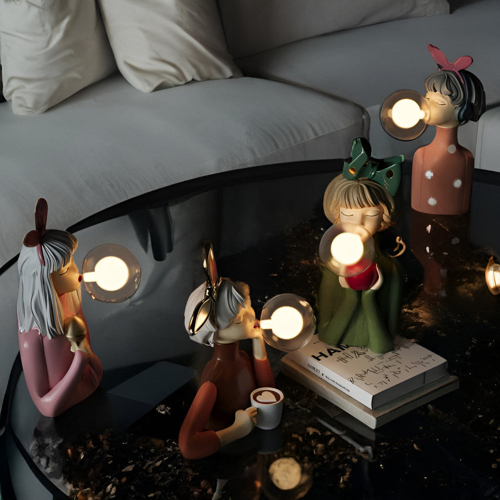 Unik flickbordslampa med mjukt sken och kulturell känsla