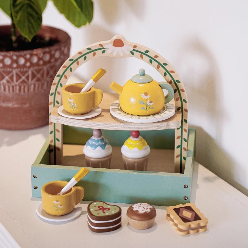 Fantastiskt te-set i trä för barn med muffins – Lekfulla stunder