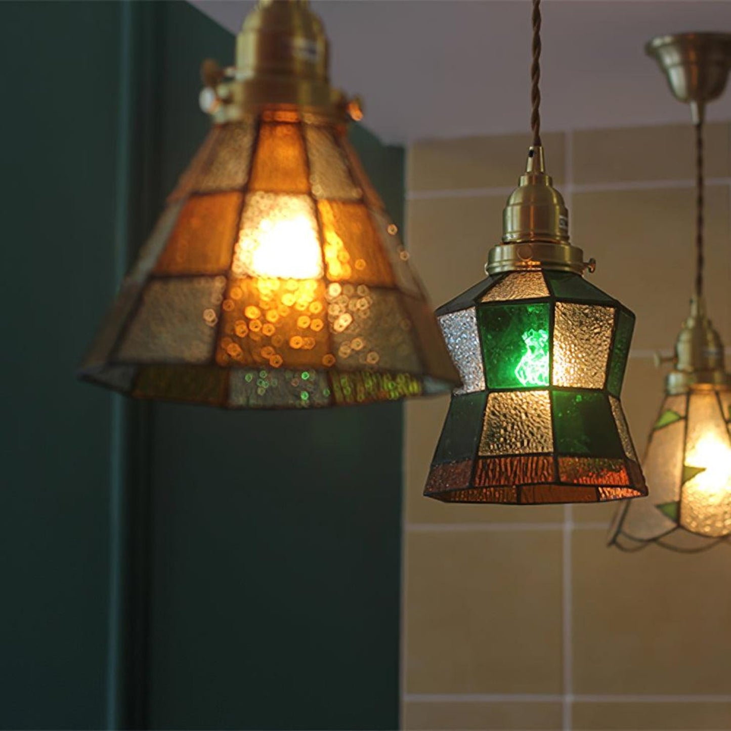 Elegant retrotaklampa med varma nyanser och tidlös design