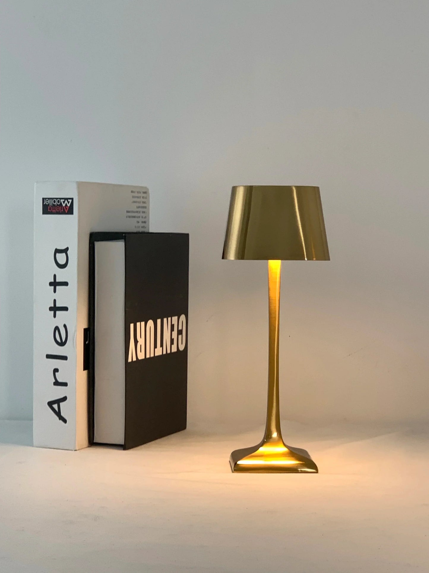 Kompakt LED-bordslampa med USB och justerbar ljusstyrka