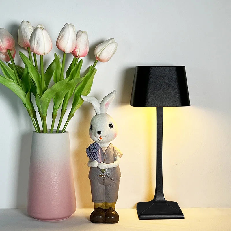 Kompakt LED-bordslampa med USB och justerbar ljusstyrka