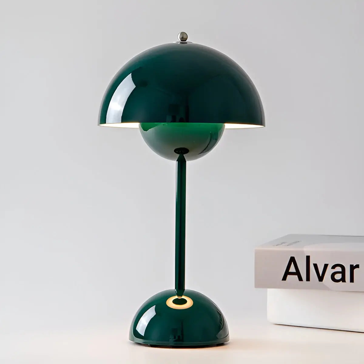 Elegant skandinavisk bordslampa med justerbart ljus