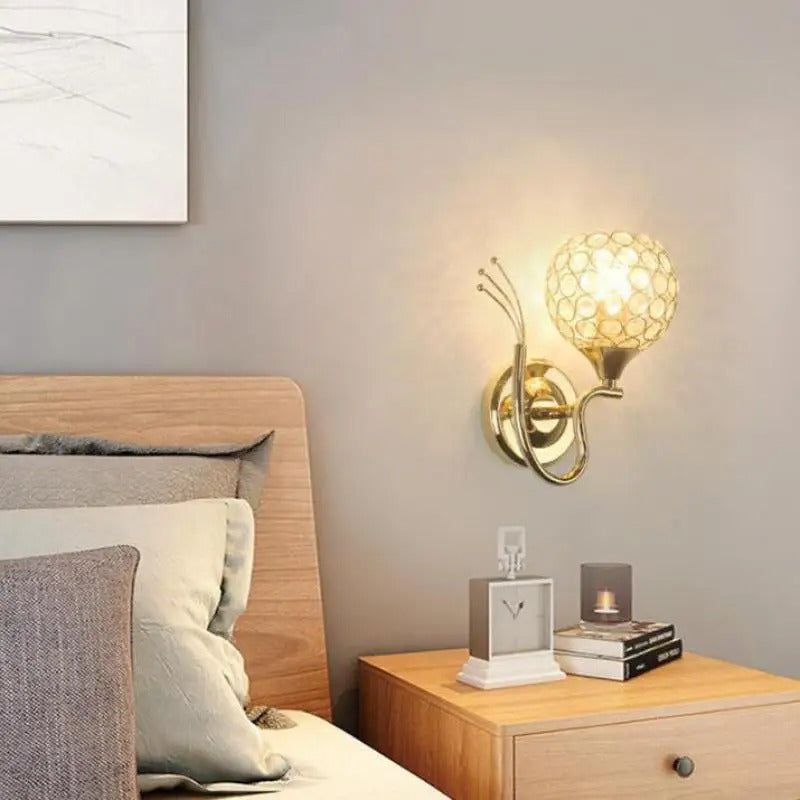 Elegant LED-vägglampa med kristallreflektioner