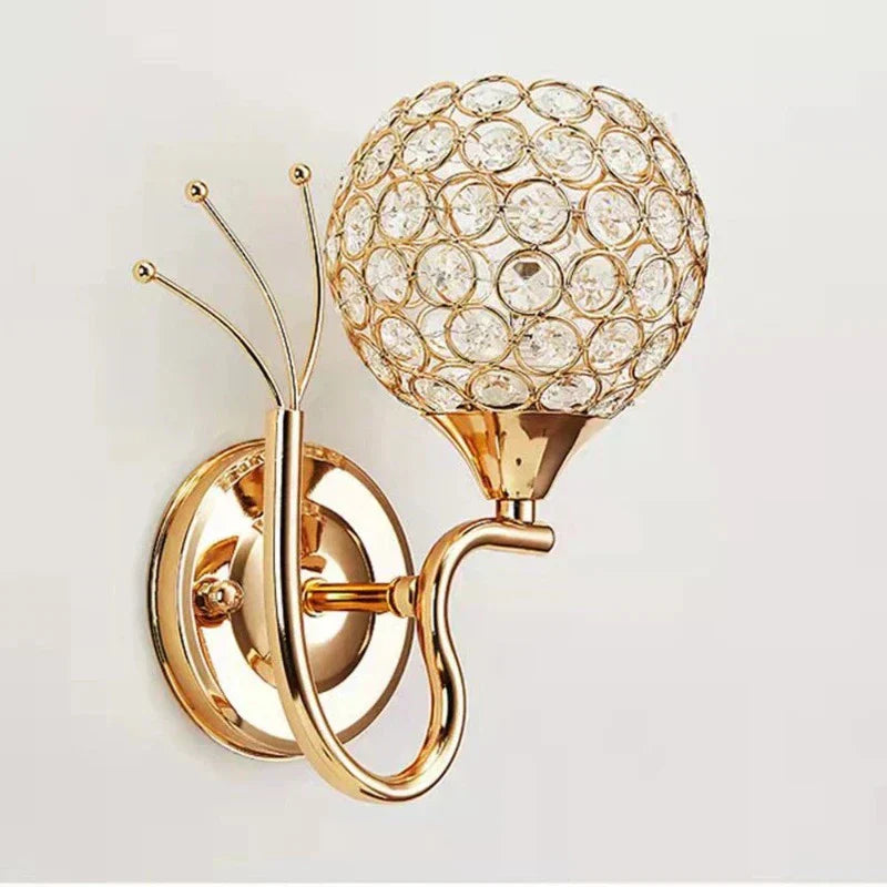 Elegant LED-vägglampa med kristallreflektioner